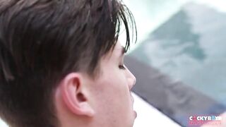 Ребята совокупляются у бассейна на мягкой мебели