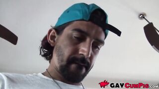 Сосед сосет член мужчины в кепке