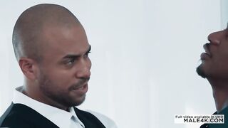 Деловые мужчины расслабились и потрахались вдвоем