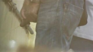 Подглядывание за писающими мужчинами
