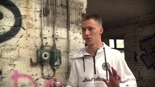 Татуированный парень ебет любителя граффити