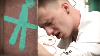 Татуированный парень ебет любителя граффити