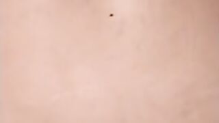 Мужчина трахает любовника в жопу в POV на смартфон