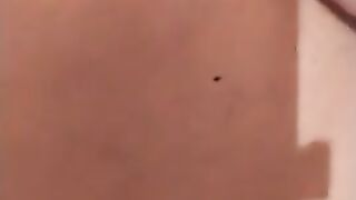 Мужчина трахает любовника в жопу в POV на смартфон