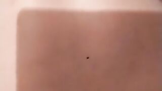 Мужчина трахает любовника в жопу в POV на смартфон