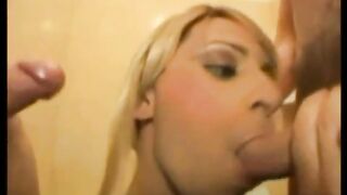 Транссексуала ебут в два хуя