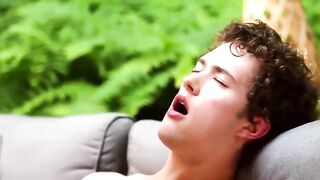 Парни ебутся на мягкой мебели у леса