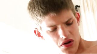 Два молодых любовника ебутся на диване