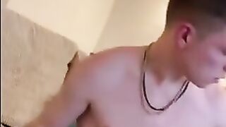 Парень голышом онанирует и снимает это на видеокамеру