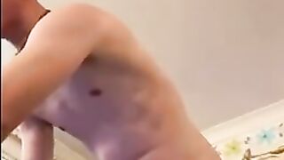 Парень голышом онанирует и снимает это на видеокамеру