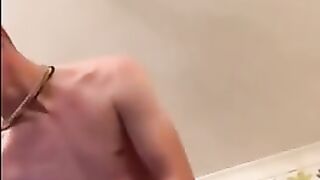 Парень голышом онанирует и снимает это на видеокамеру