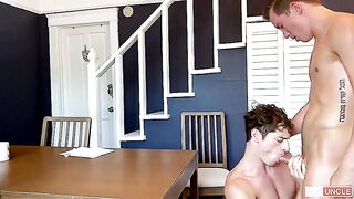 Дядя трахает парня на столе