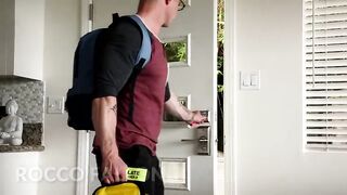 Молодой арендодатель трахает накаченного парня