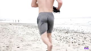 Молодой арендодатель трахает накаченного парня