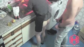 Мужики трахаются раком на кухне