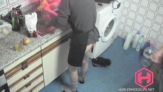 Мужики трахаются раком на кухне