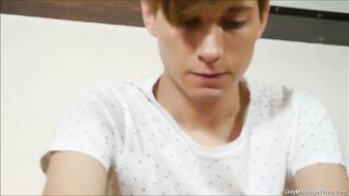 Молодой массажист выебан в сраку в гей порно