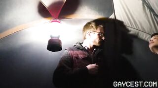 Очкарик трахает бойфренда в палатке