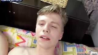 Лучшие друзья с интересом ласкают стоячие члены друг друга