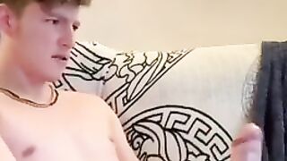 Парень дома дрочит свой большой хуй перед камерой на диване