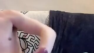 Парень дома дрочит свой большой хуй перед камерой на диване