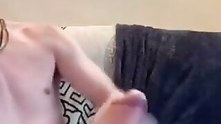 Парень дома дрочит свой большой хуй перед камерой на диване