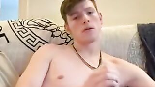 Парень дома дрочит свой большой хуй перед камерой на диване