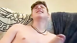 Парень дома дрочит свой большой хуй перед камерой на диване