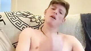 Парень дома дрочит свой большой хуй перед камерой на диване