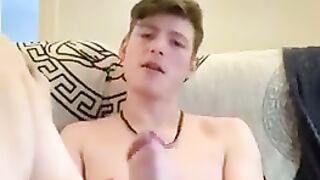 Парень дома дрочит свой большой хуй перед камерой на диване