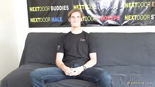 Высокий парень на кастинге трахает парня в жопу на диване