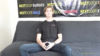 Высокий парень на кастинге трахает парня в жопу на диване