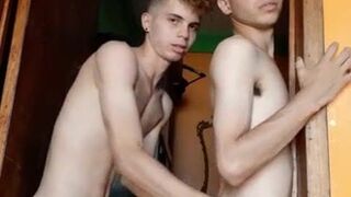 Кудрявые близнецы в дверном проеме занимаются анальным сексом
