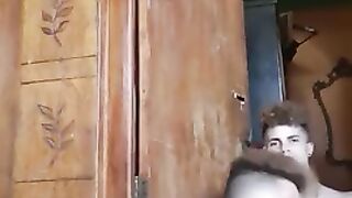 Кудрявые близнецы в дверном проеме занимаются анальным сексом