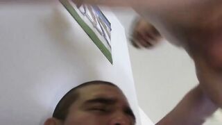 Студенты посвящают парня, пуская его по кругу во время вечеринки