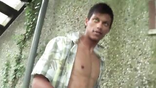 Вымыл член смуглого парня и принялся ласкать орган