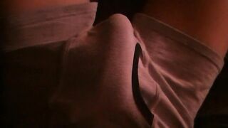 Парень мастурбирует перед сном и снимает видео для друга