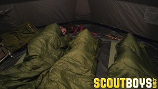 Американские офицеры вдвоем в палатке жарят худощавого рядового