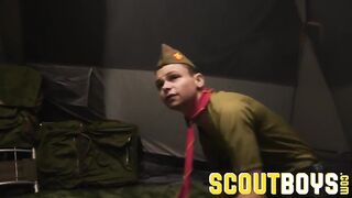 Американские офицеры вдвоем в палатке жарят худощавого рядового