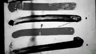 Американские офицеры вдвоем в палатке жарят худощавого рядового