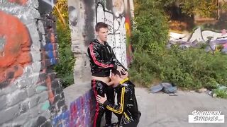 Друзья на заброшке занимаются анальным сексом и сосут