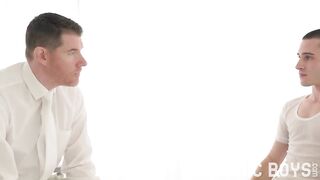 Молодой девственник отдал отчиму хуй