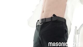 Молодой девственник отдал отчиму хуй