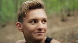 Три красавчика трахаются на диване