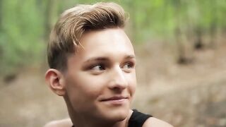 Три красавчика трахаются на диване