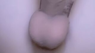 Чел дрочит длинный бритый хуй и прыгает на самотыке