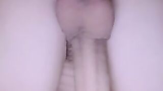 Чел дрочит длинный бритый хуй и прыгает на самотыке