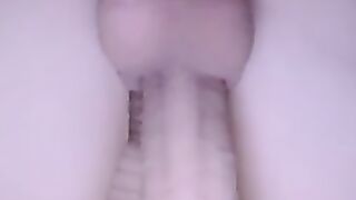 Чел дрочит длинный бритый хуй и прыгает на самотыке