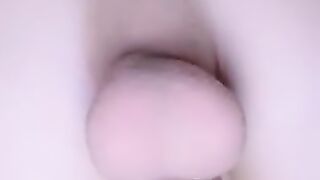 Чел дрочит длинный бритый хуй и прыгает на самотыке