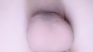 Чел дрочит длинный бритый хуй и прыгает на самотыке